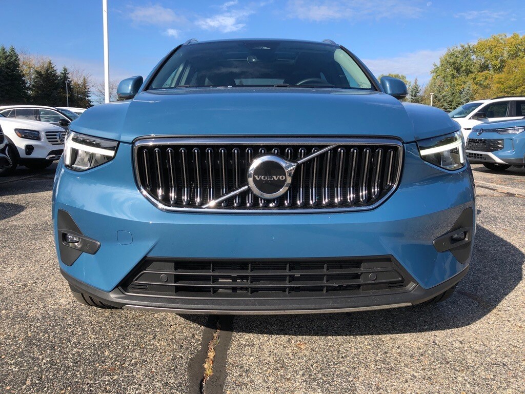 2023 Volvo XC40 AWD Plus photo 2