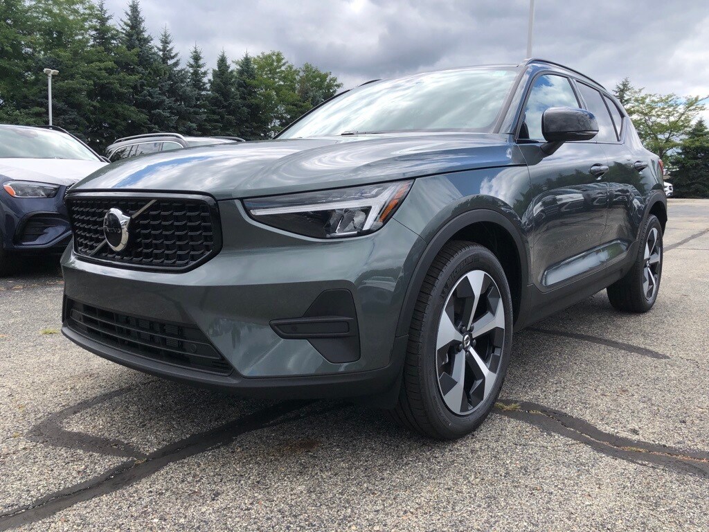 2026 Volvo XC40 Core photo 3
