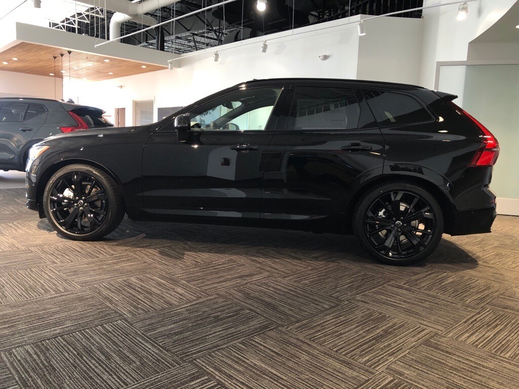 2026 Volvo XC60 B5 Black Edition photo 4
