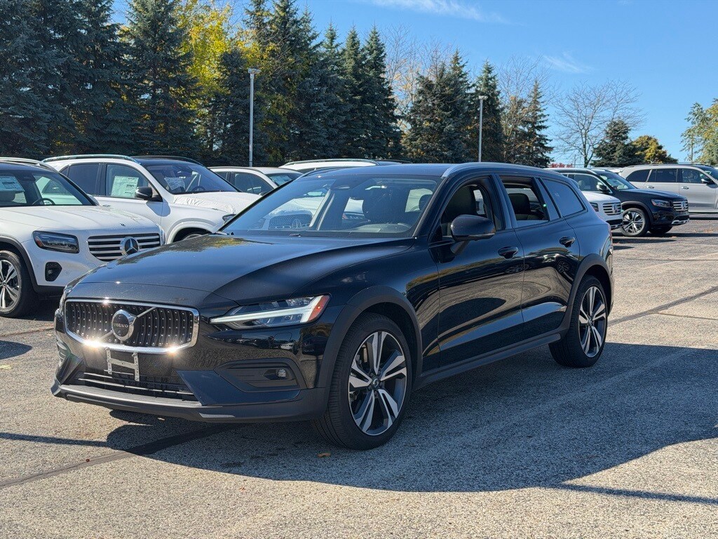 2025 Volvo V60 Cross Country B5 Plus photo 2