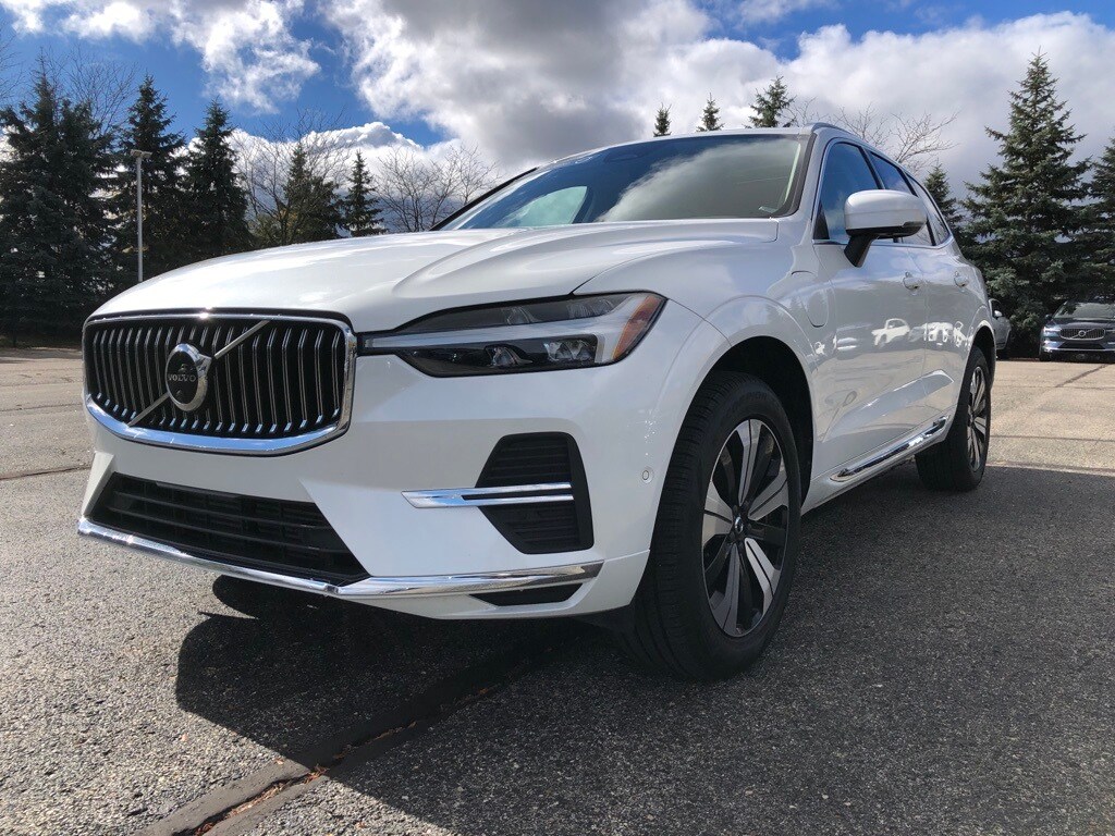 2023 Volvo XC60 Recharge Hybrid Plus photo 2