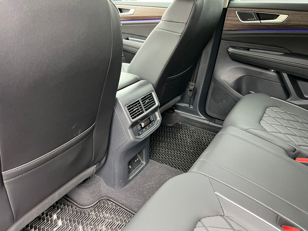 2025 Volkswagen Atlas SEL Premium R-Line - Photo 38