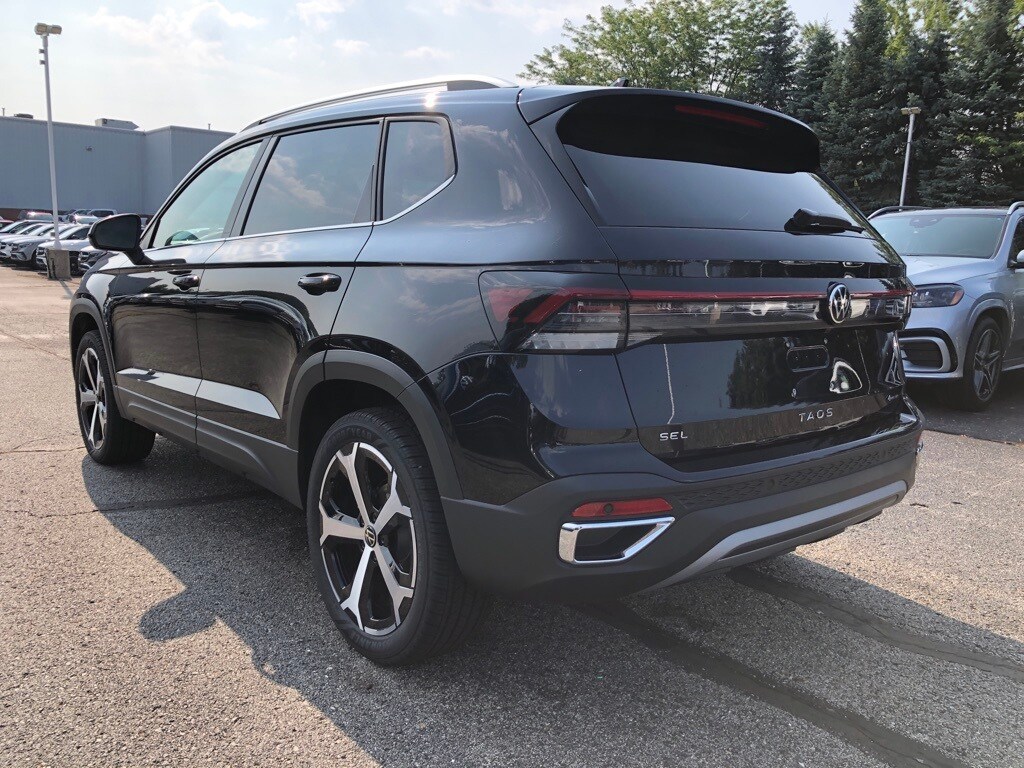 2025 Volkswagen Taos SEL photo 4