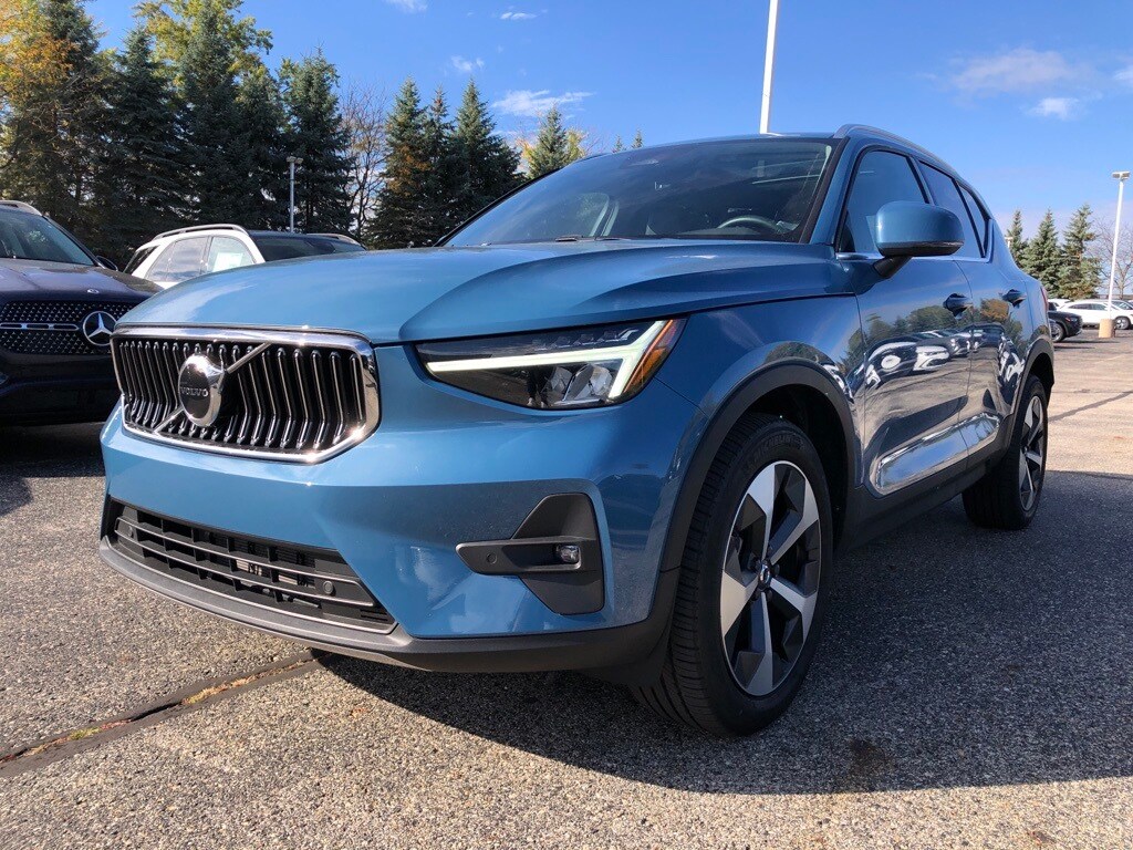 2023 Volvo XC40 AWD Plus photo 3
