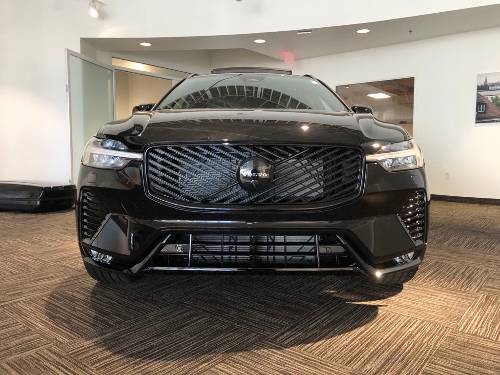 2026 Volvo XC60 B5 Black Edition photo 2