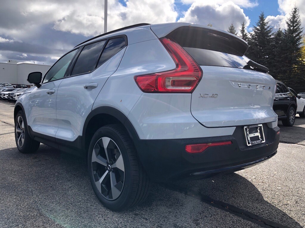 2026 Volvo XC40 Plus photo 2