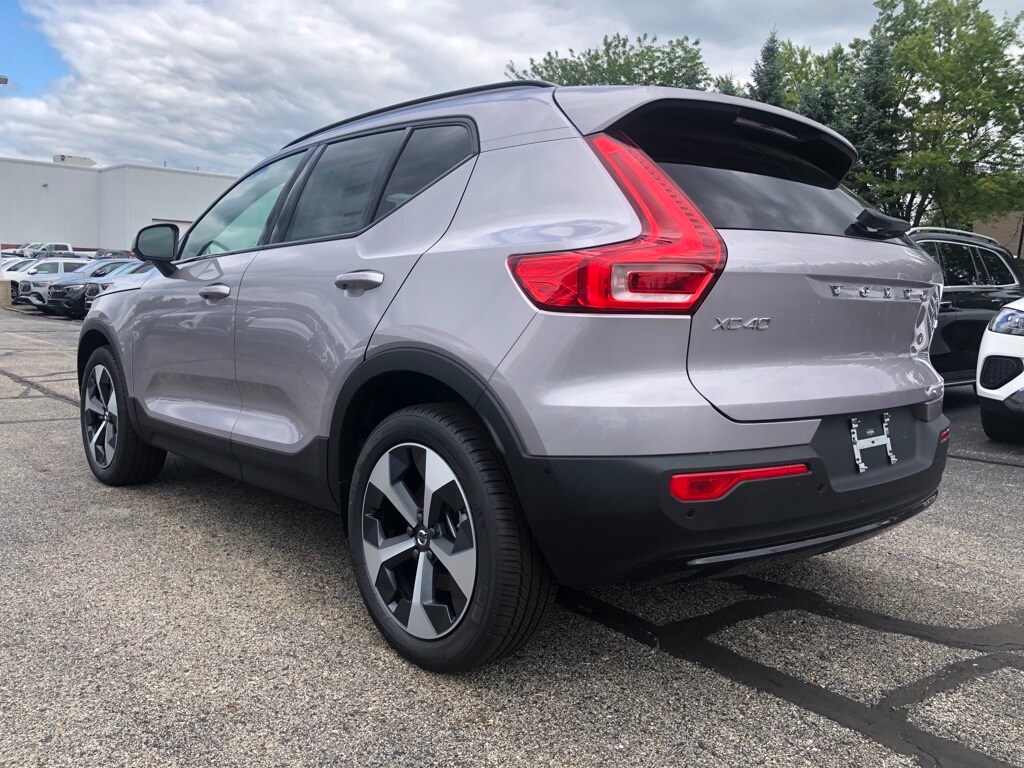 2026 Volvo XC40 Plus photo 4