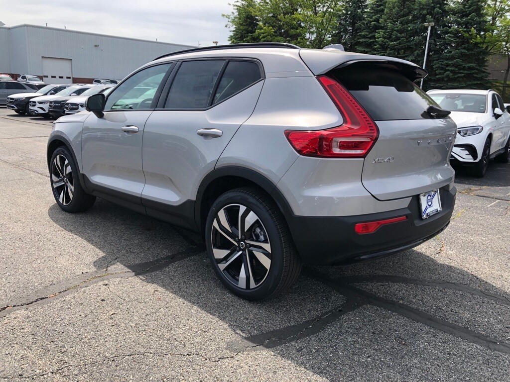 2025 Volvo XC40 photo 4