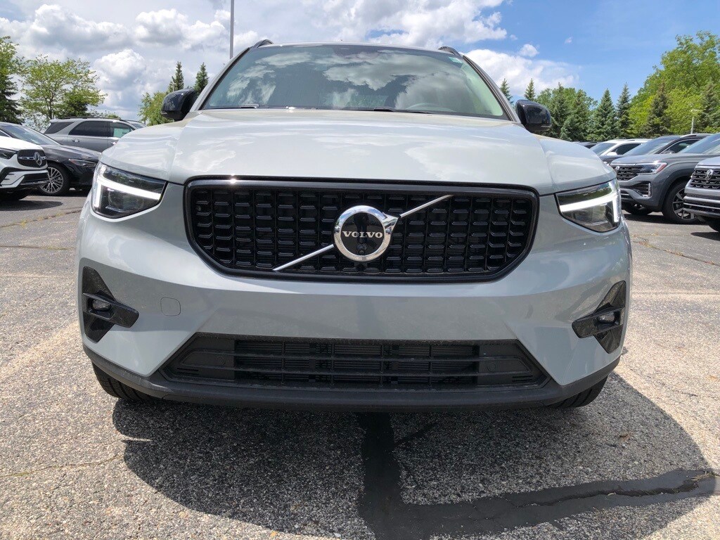 2025 Volvo XC40 Plus photo 2