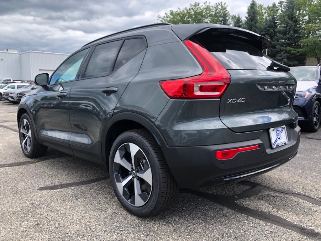 2026 Volvo XC40 Core photo 4