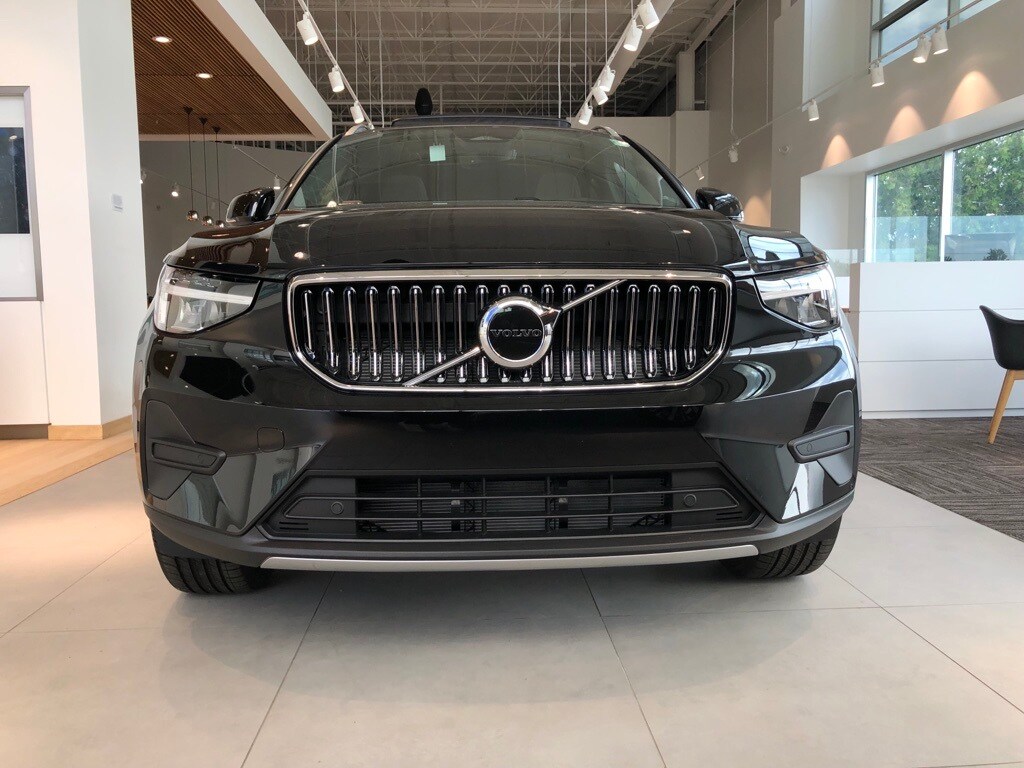 2025 Volvo XC40 Core photo 2