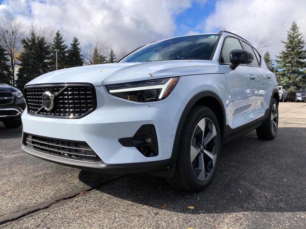New 2026 Volvo XC40 B5 Plus SUV