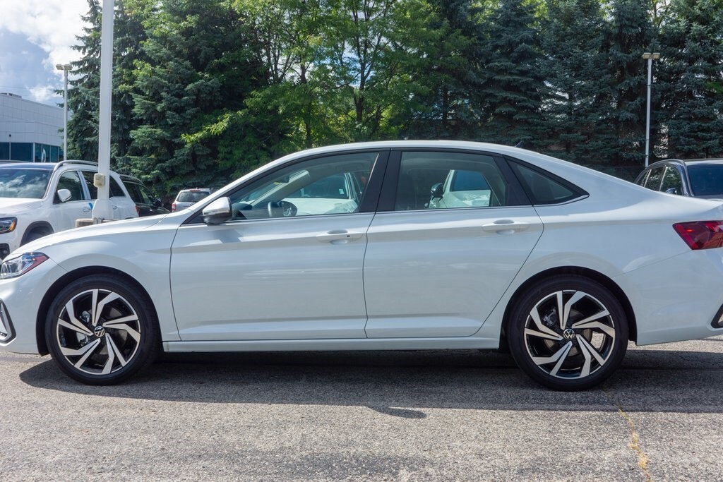 2025 Volkswagen Jetta 1.5T SEL photo 2