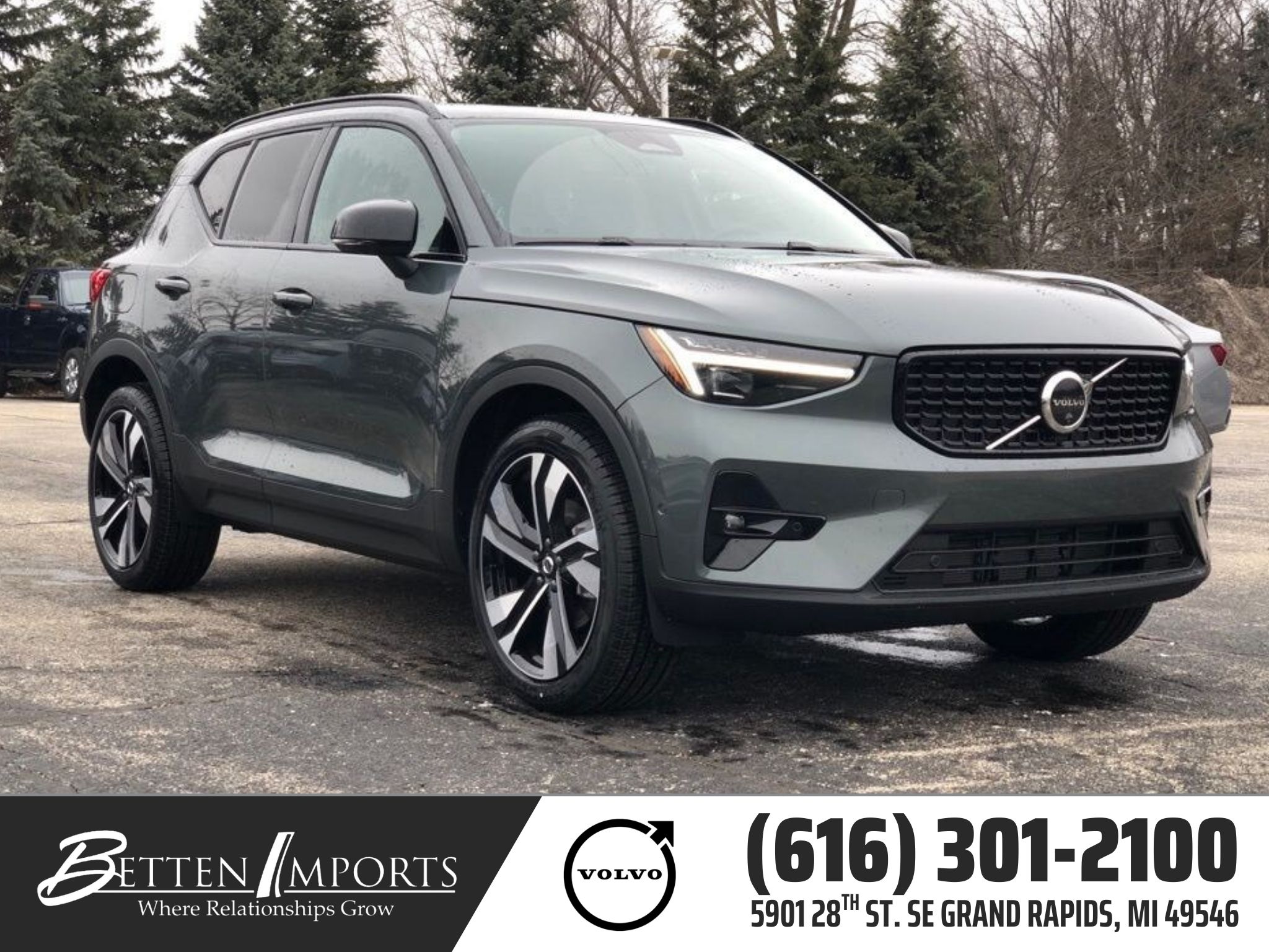 2026 Volvo XC40 B5 Plus Dark AWD's photo