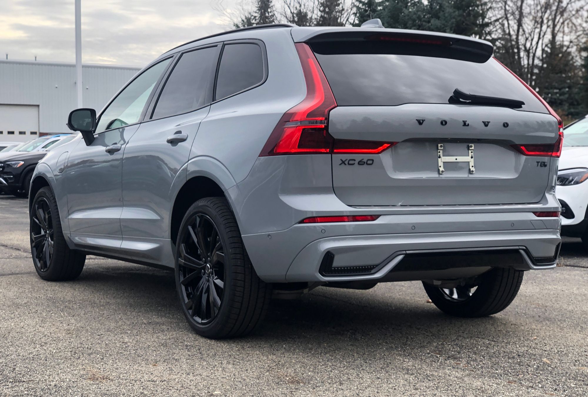 2026 Volvo XC60 T8 Black Edition photo 4
