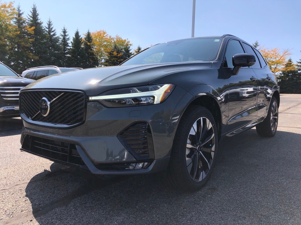 2026 Volvo XC60 B5 Plus photo 3