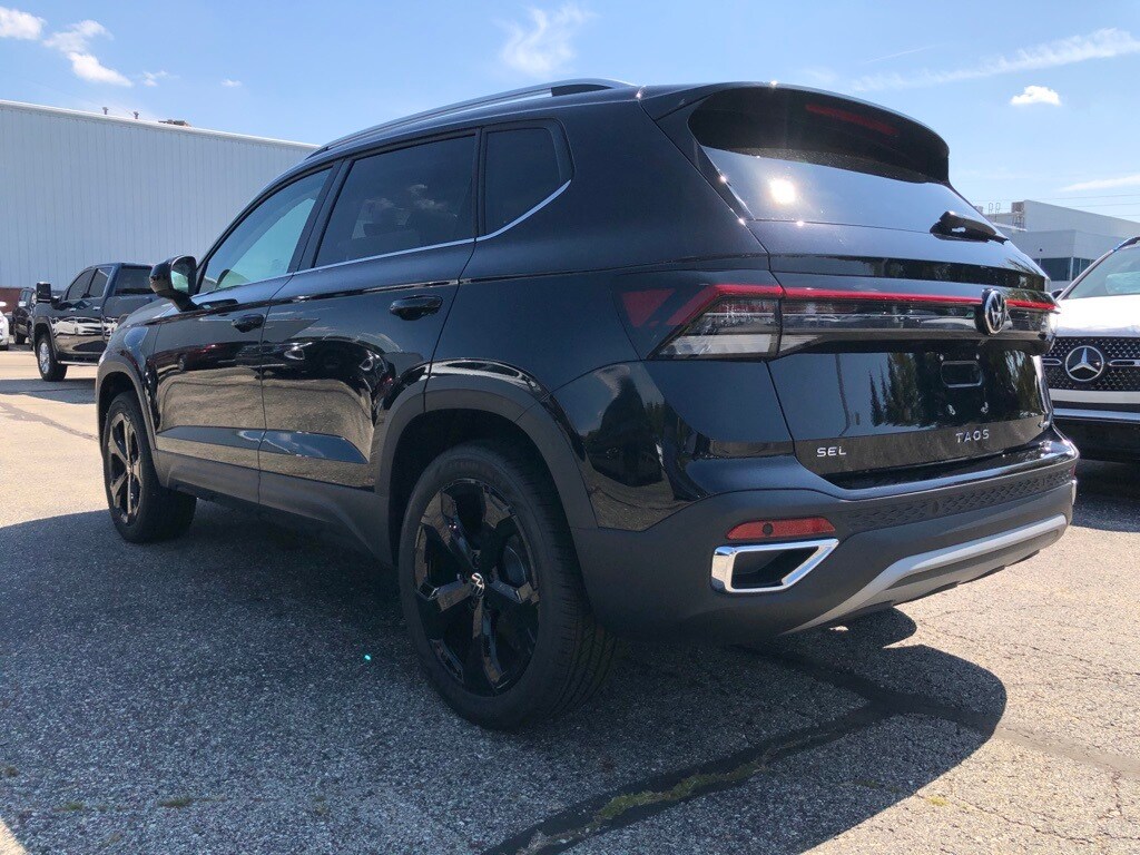 2025 Volkswagen Taos SEL photo 3