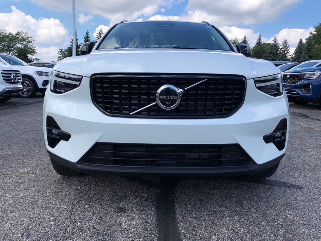 2025 Volvo XC40 Plus photo 2