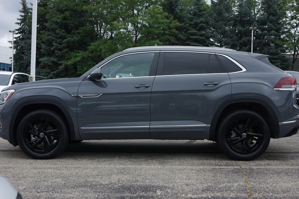 2024 Volkswagen Atlas Cross Sport SEL R-Line photo 2