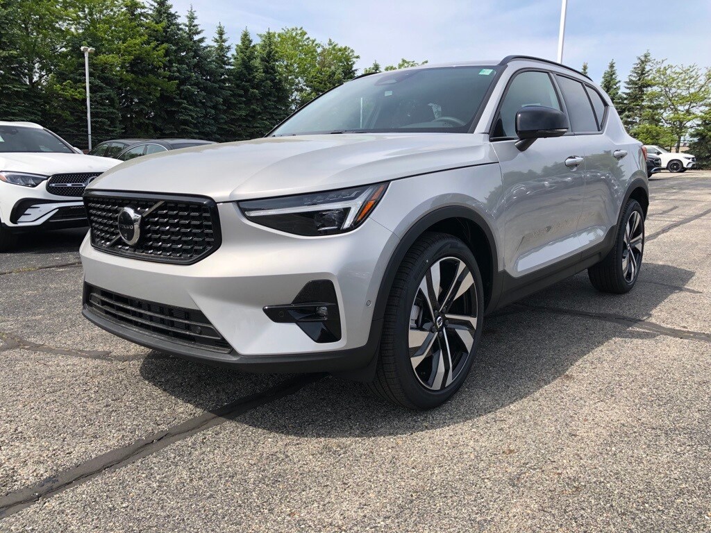 2025 Volvo XC40 photo 3
