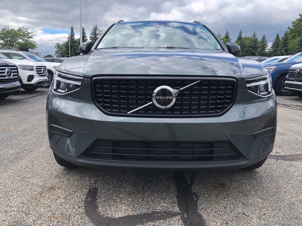 2026 Volvo XC40 Core photo 2