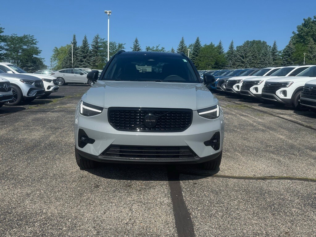 2026 Volvo XC40 photo 2
