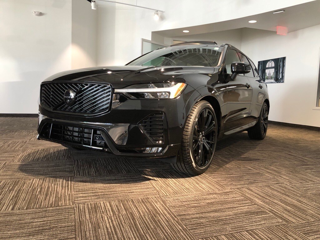 2026 Volvo XC60 B5 Black Edition photo 3