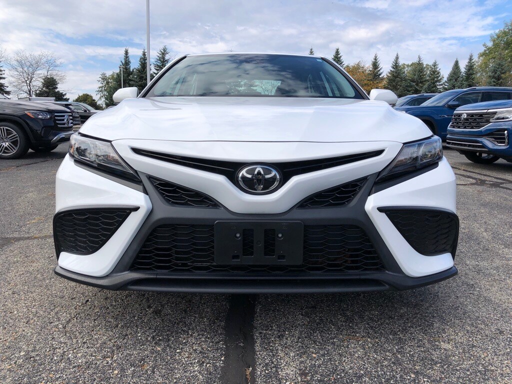 2022 Toyota Camry SE photo 2