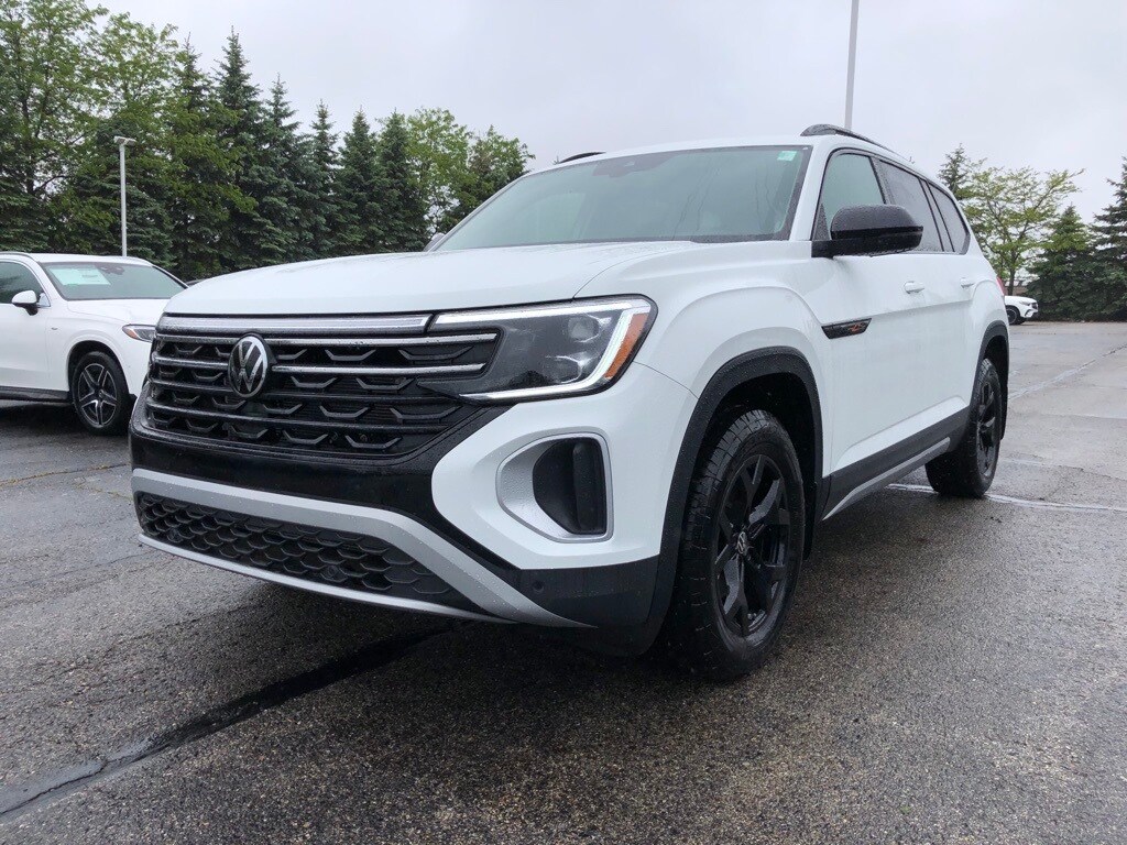 2025 Volkswagen Atlas Peak Edition SE photo 3