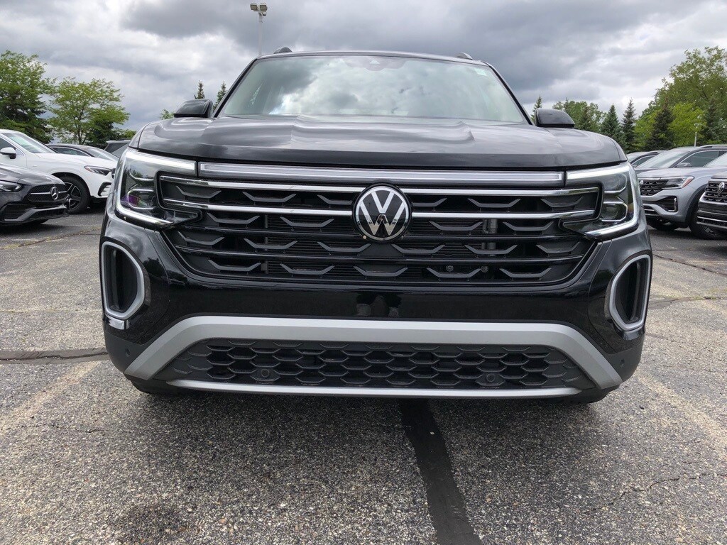 2024 Volkswagen Atlas Peak Edition SEL photo 2