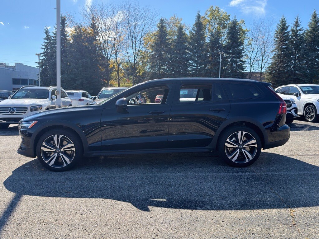 2025 Volvo V60 Cross Country B5 Plus photo 3