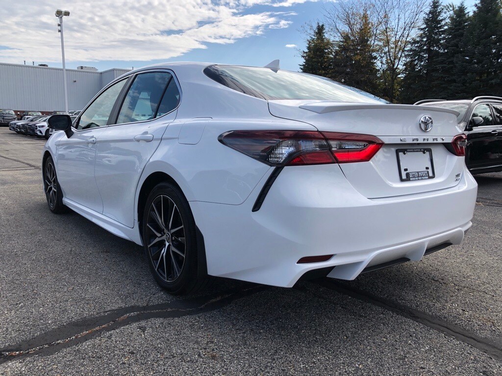 2022 Toyota Camry SE photo 4