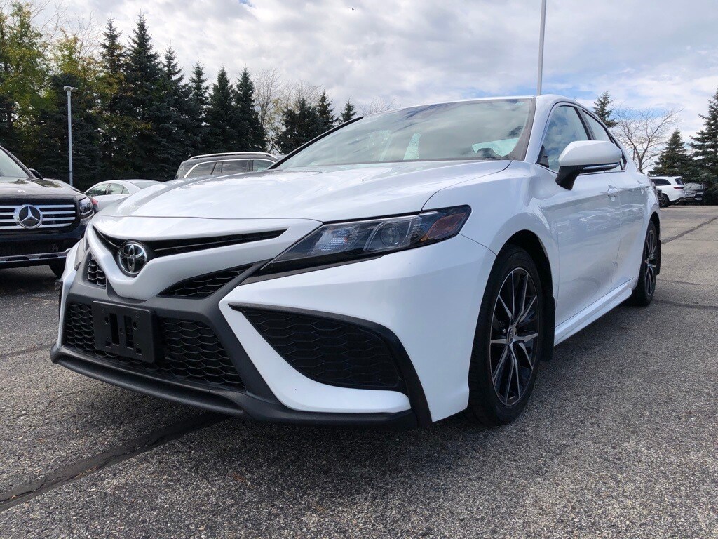 2022 Toyota Camry SE photo 3