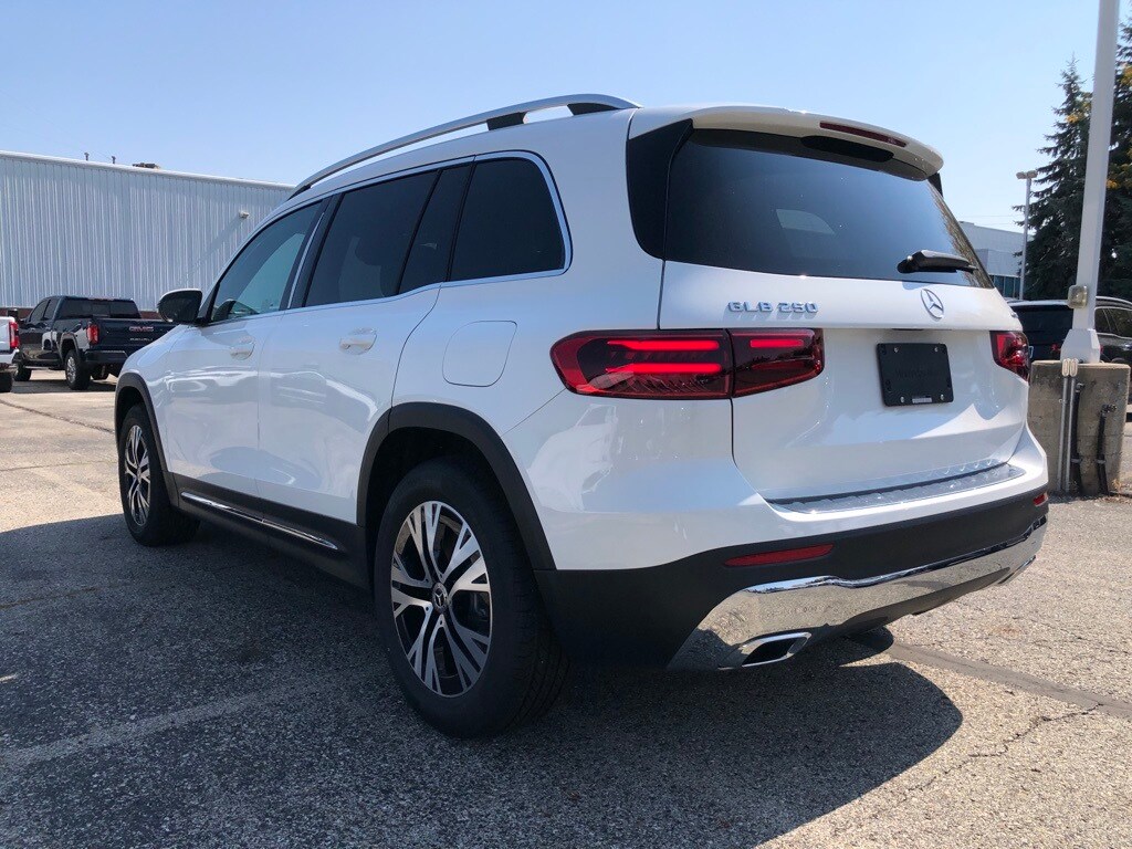 2026 Mercedes Benz GLB 250 4MATIC photo 2