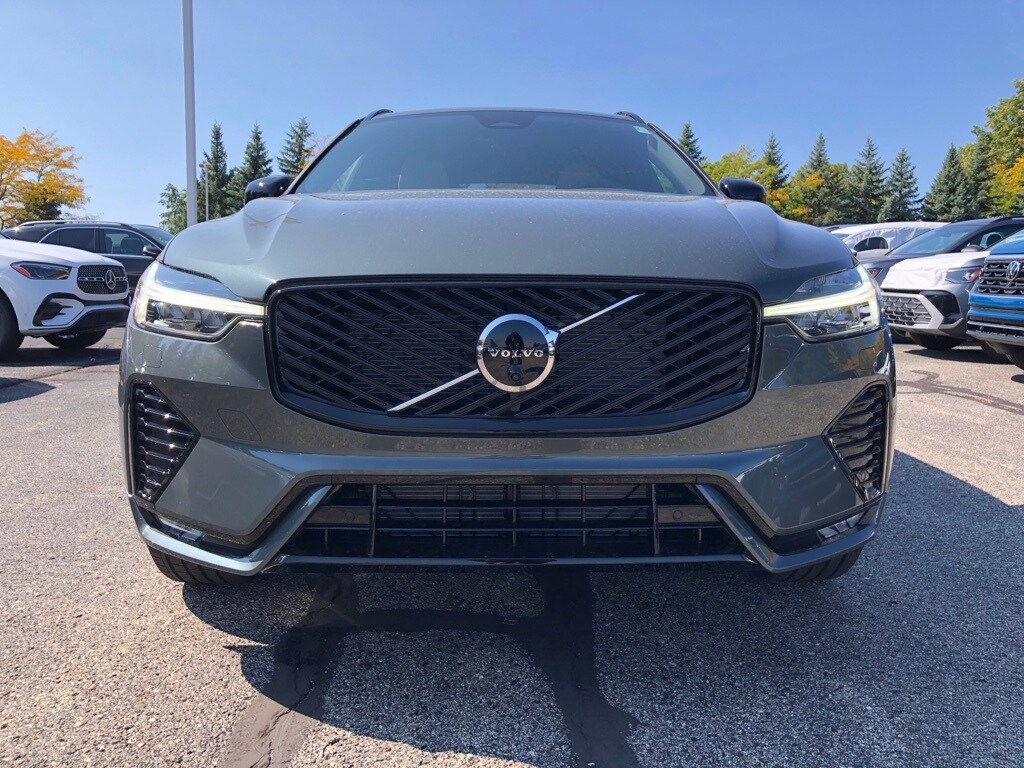 2026 Volvo XC60 B5 Plus photo 2