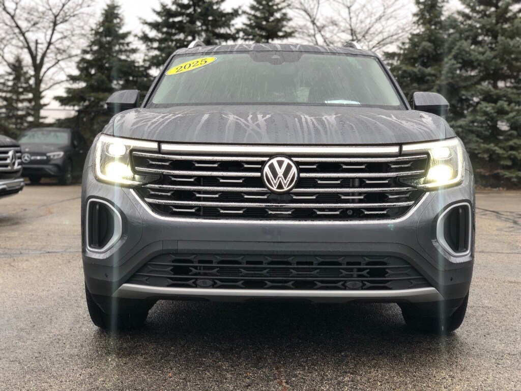 2025 Volkswagen Atlas SEL photo 2