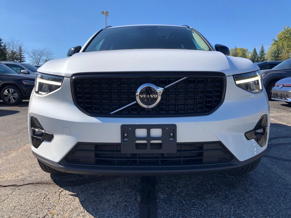 2023 Volvo XC40 AWD Plus photo 2