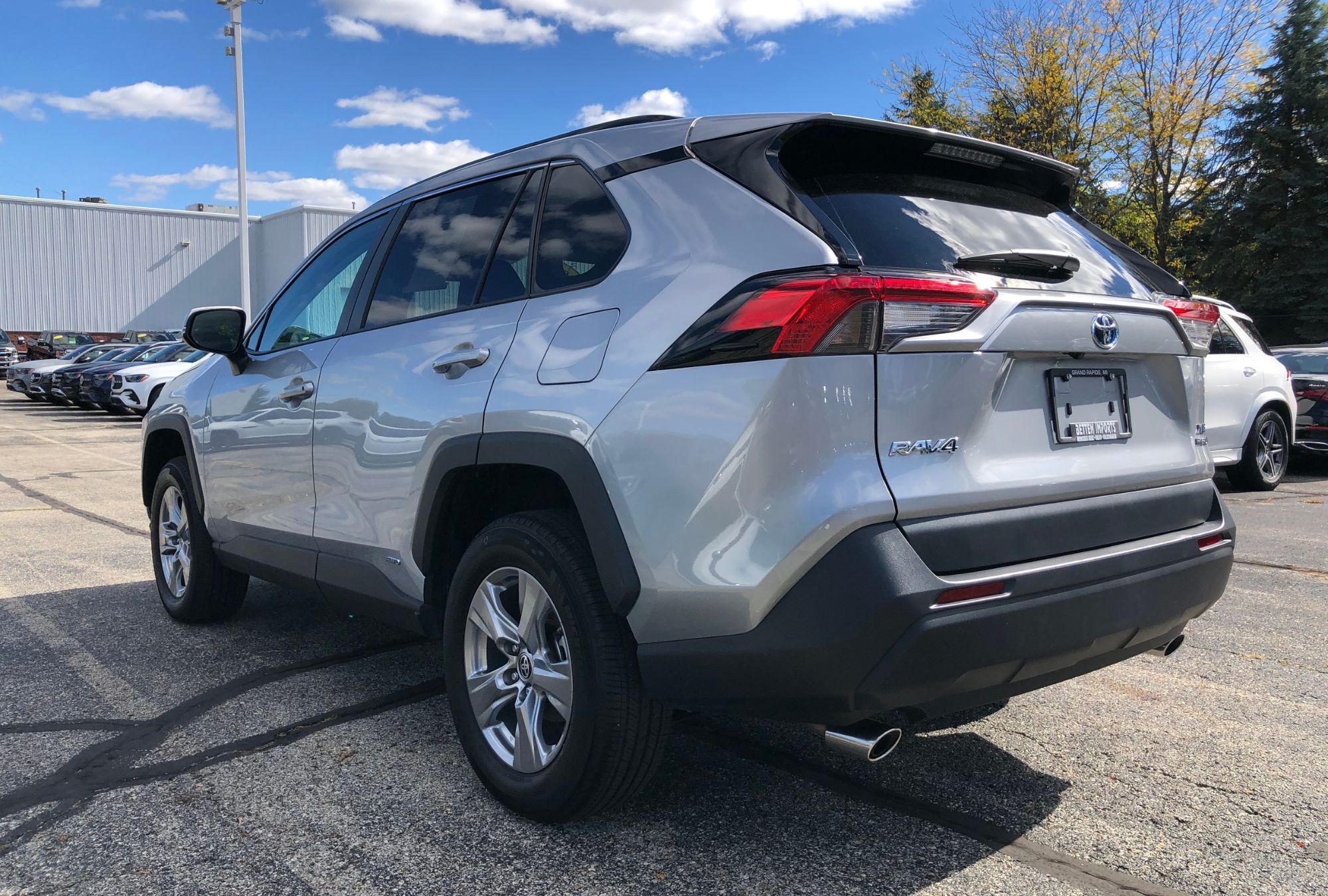 2024 Toyota RAV4 Hybrid XLE photo 4