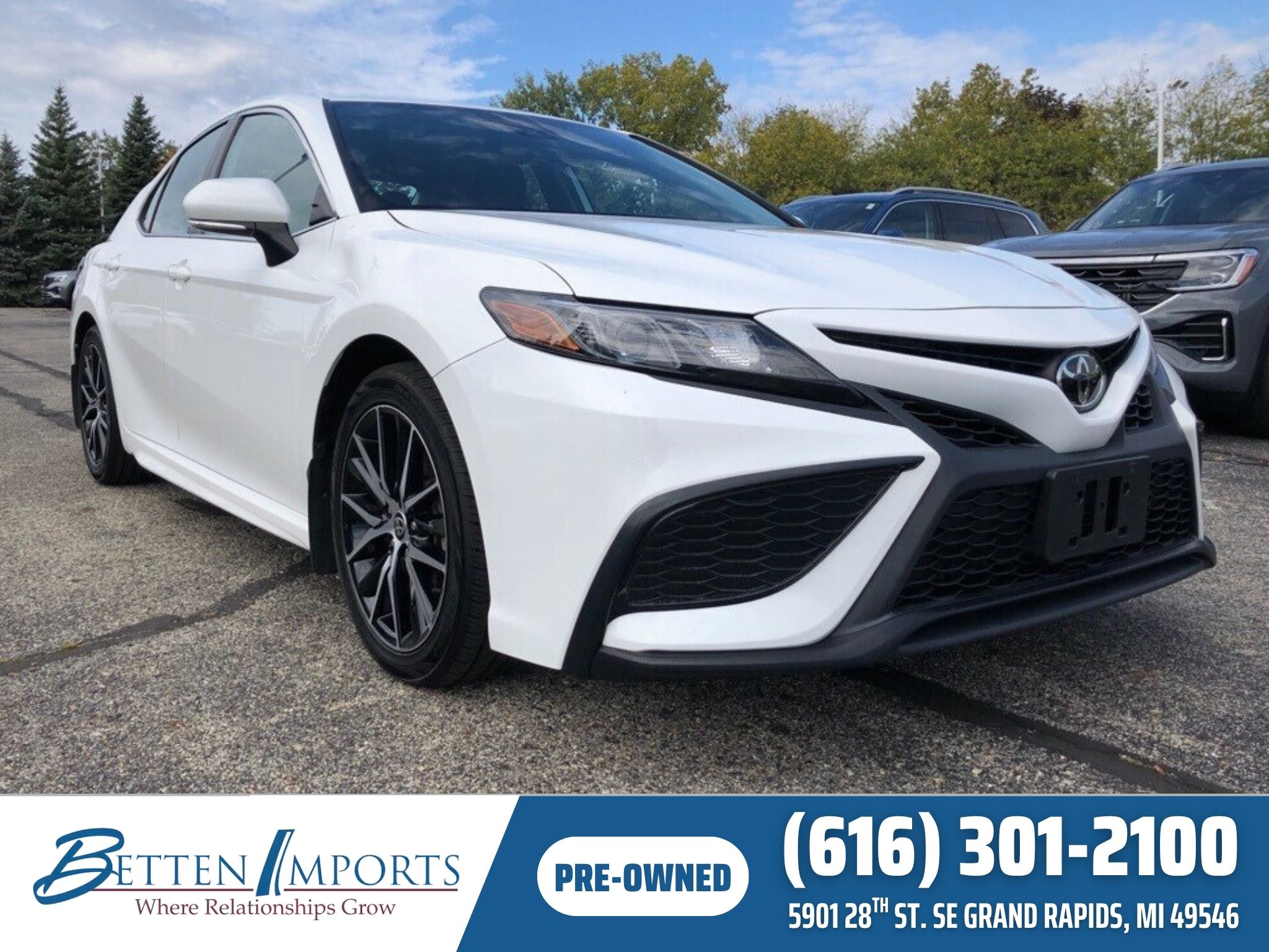 2022 Toyota Camry SE's photo