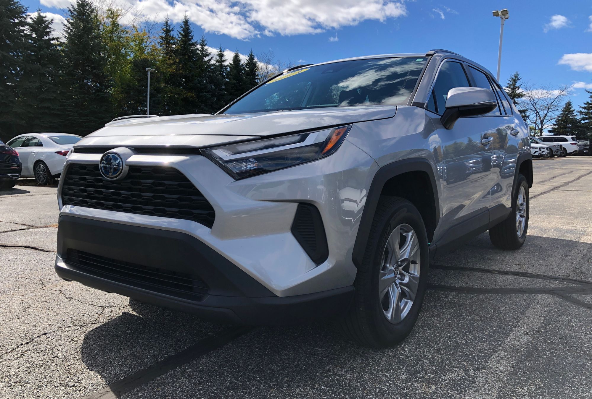 2024 Toyota RAV4 Hybrid XLE photo 3