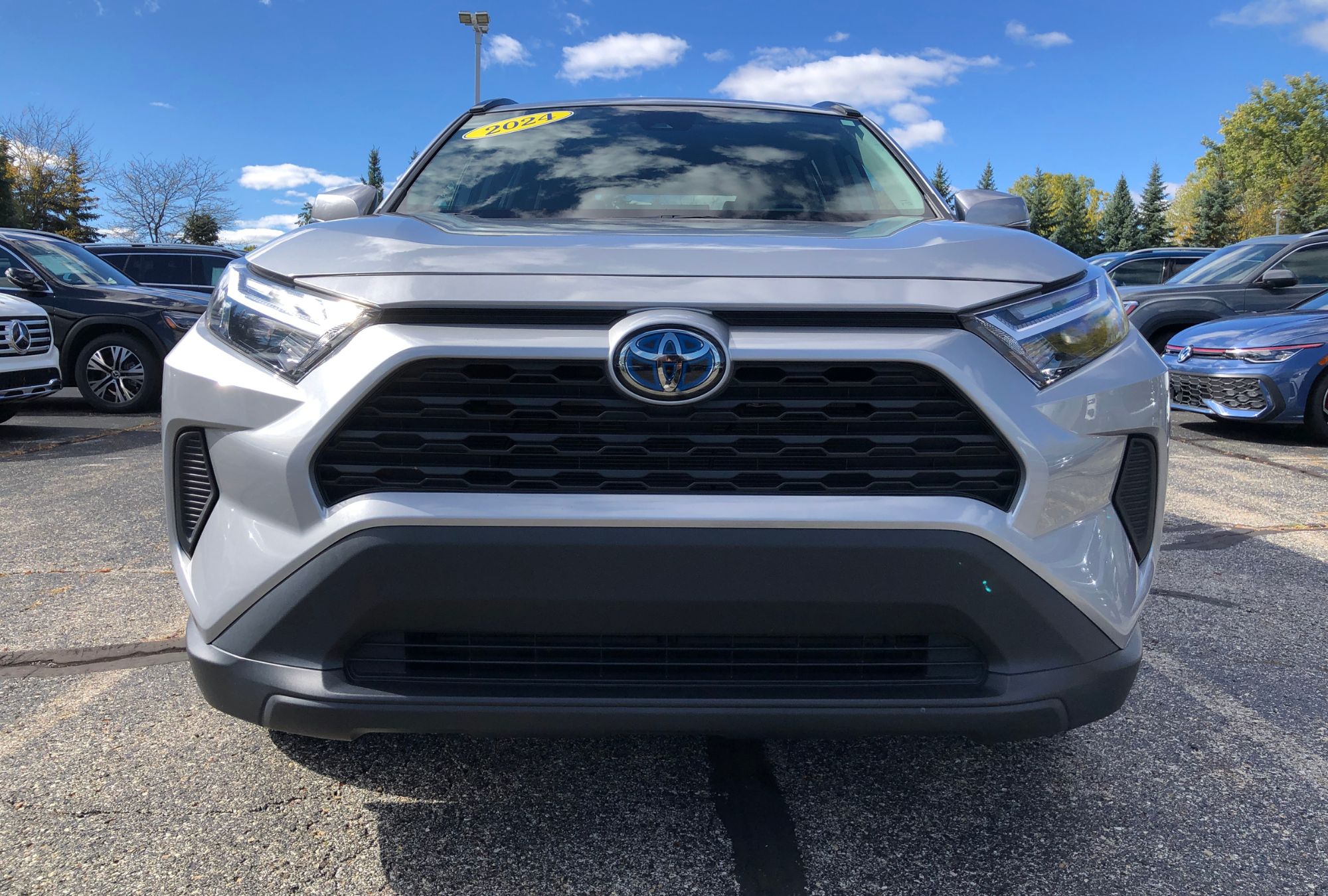 2024 Toyota RAV4 Hybrid XLE photo 2