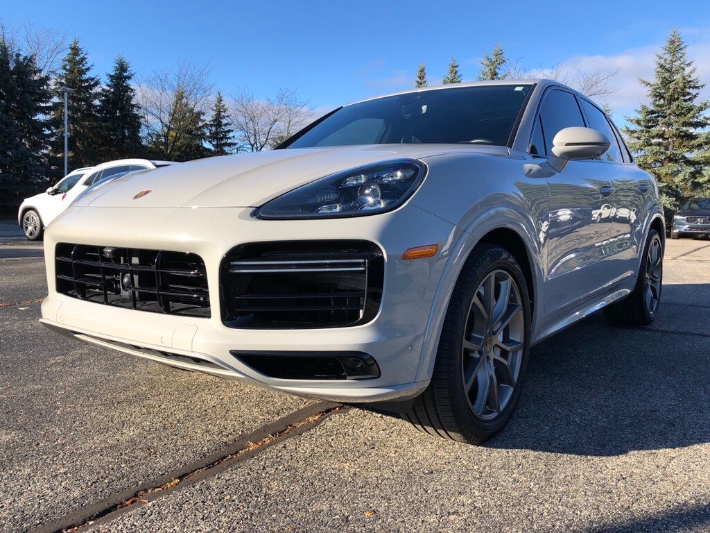 2022 Porsche Cayenne Turbo photo 2