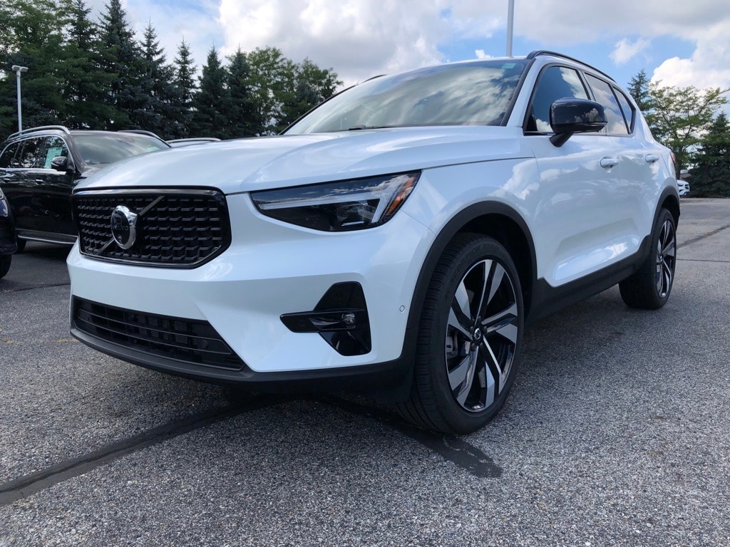 Used 2025 Volvo XC40 B5 Plus Dark Theme SUV