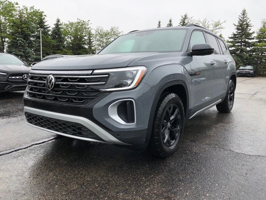 2025 Volkswagen Atlas Peak Edition SE photo 3