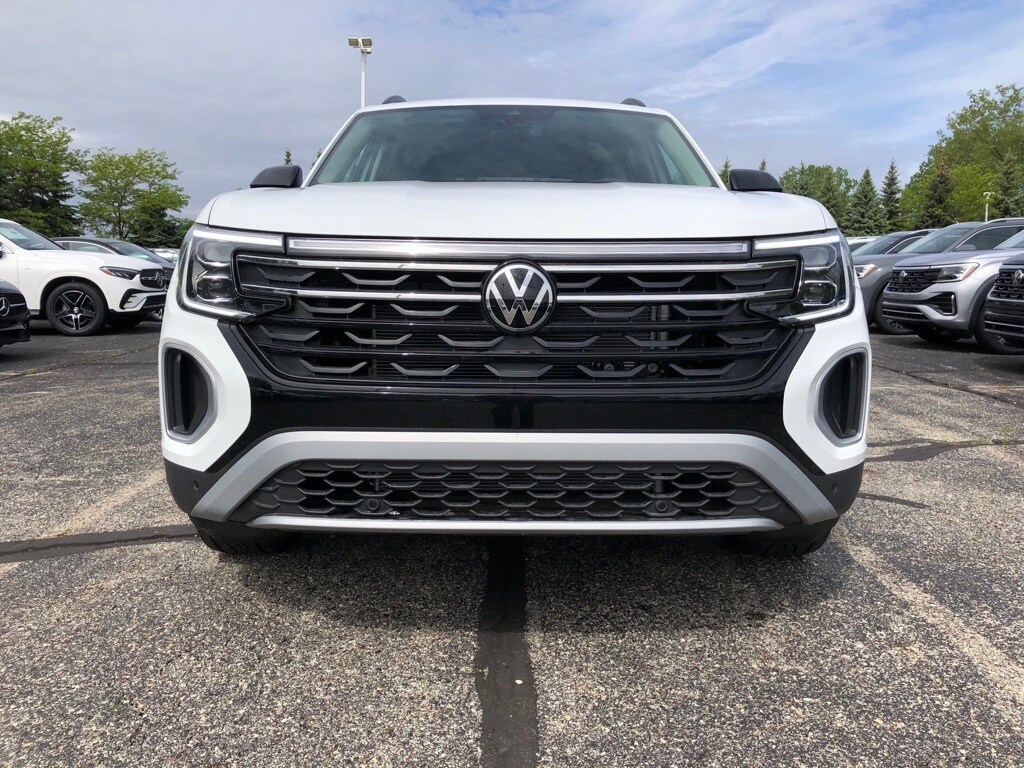 2025 Volkswagen Atlas Peak Edition SE photo 2