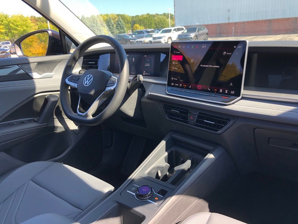 2025 Volkswagen Tiguan SE - Photo 12