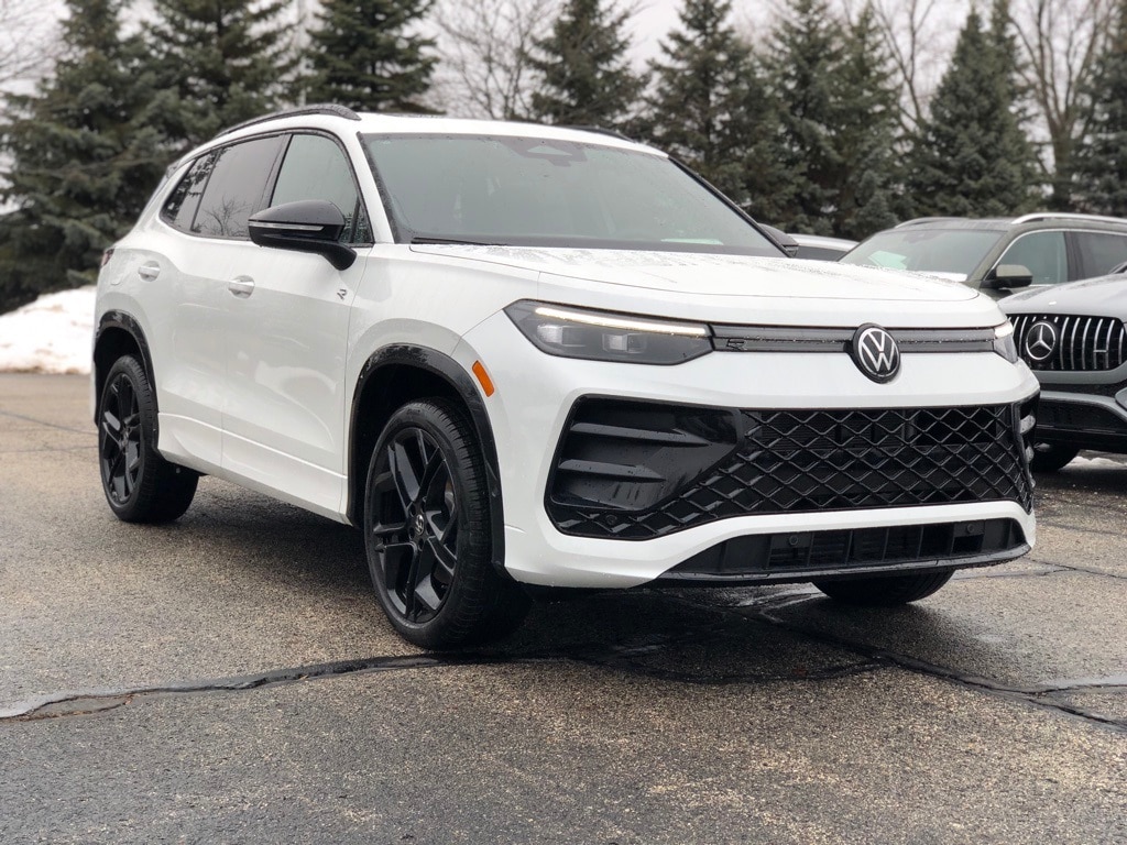 2026 Volkswagen Tiguan SE R-Line Black's photo