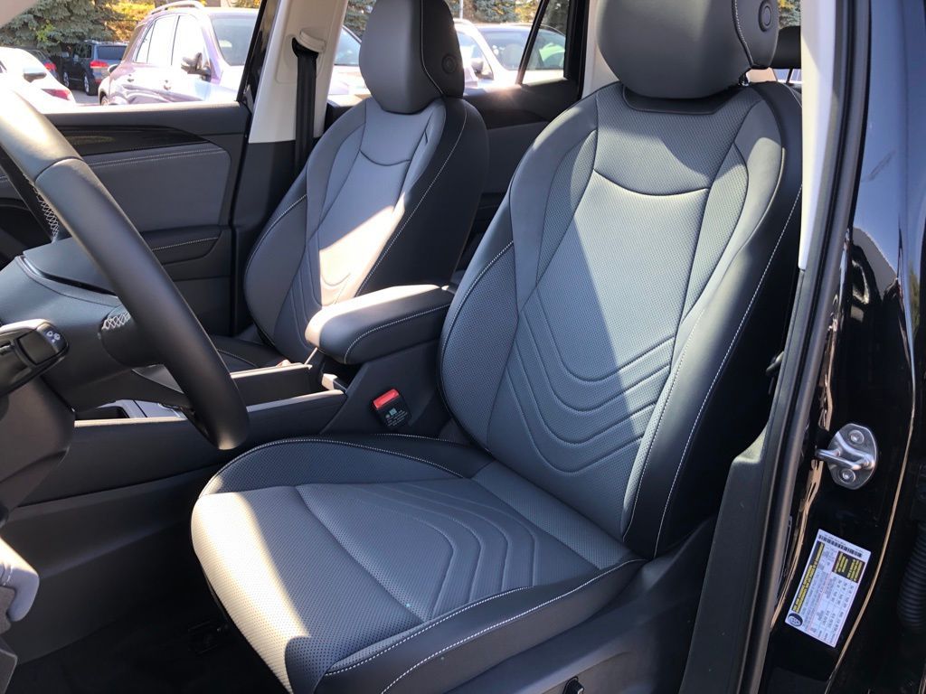 2025 Volkswagen Tiguan SE - Photo 25