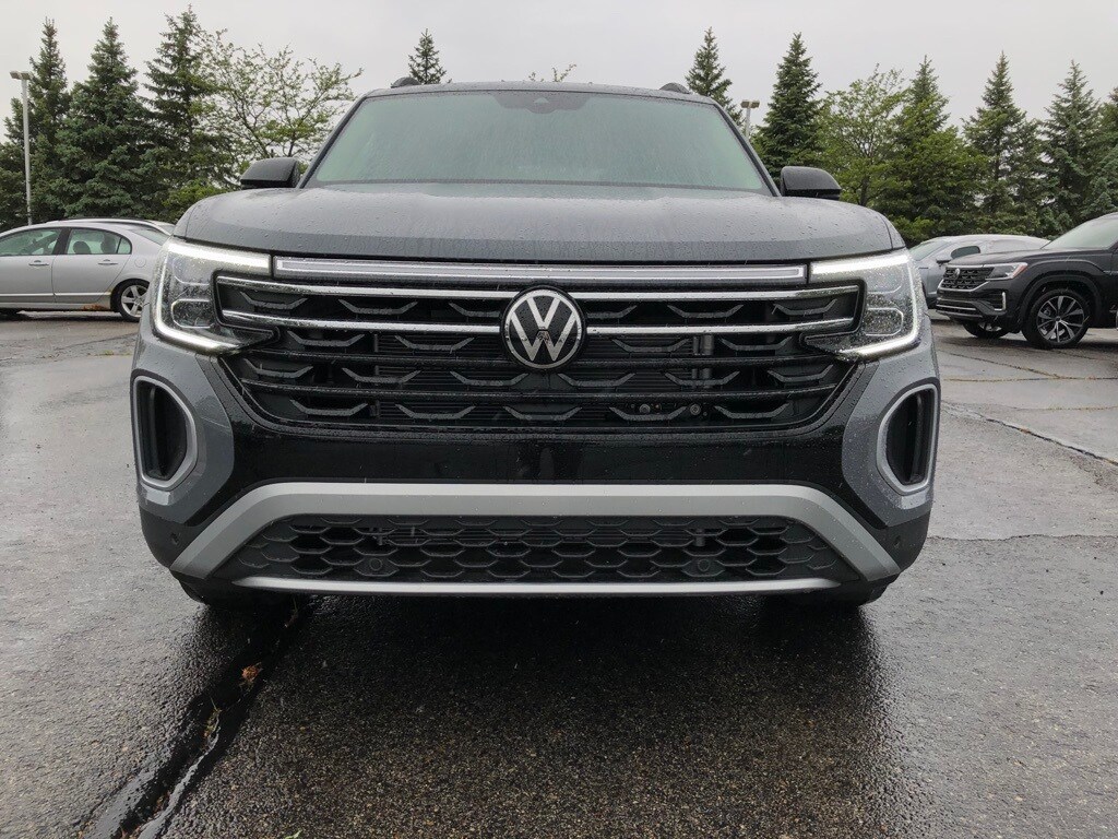 2025 Volkswagen Atlas Peak Edition SE photo 2