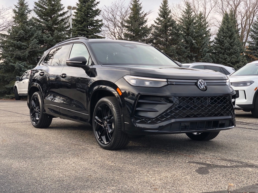 2026 Volkswagen Tiguan SE R-Line Black's photo